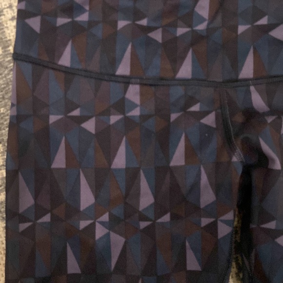 Lululemon triangle patterned leggings (size 6) - Picture 2 of 3